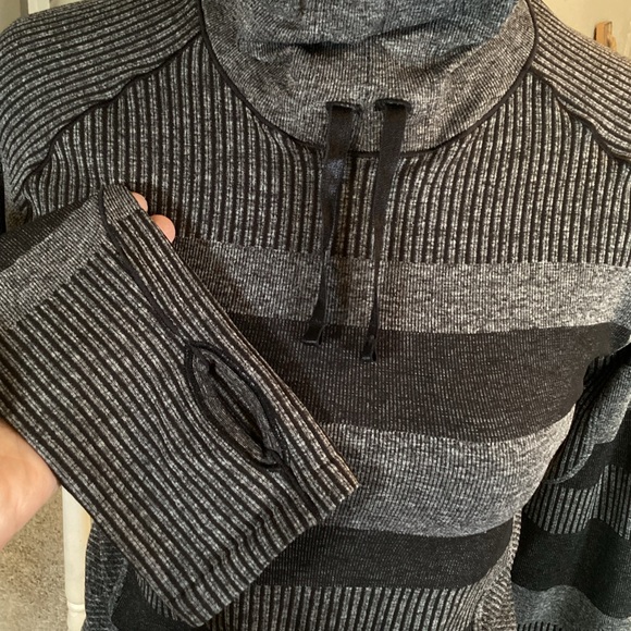 Brooks Streaker “RunHappy”Running Hoodie Size Small - Picture 7 of 10